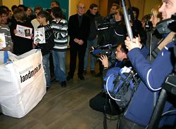 ARD-Kamerateam bei der Unterschriftenübergabe