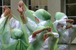 Weltkindertag 2007 Foto_0061: Schleiertanz der Mädchen der islamischen Gemeinde Dahlhausen