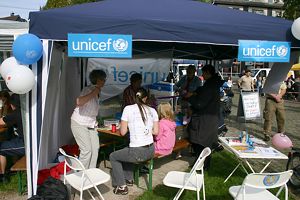 Weltkindertag 2007 Foto_0012: Basteln am UNICEF-Stand, Mal- und Bastelecke.