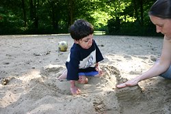 Spielen im Sand mit einem schwer verbrannten Jungen. Psychosoziale Betreuung, ju care Kinderhilfe