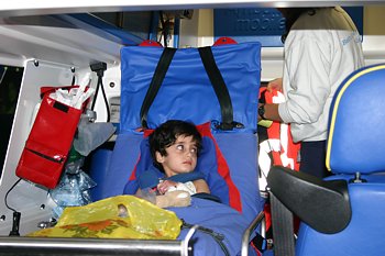 Mädchen im Rettungswagen bei der Ankunft am Flughafen Frankfurt. Psychosoziale Betreuung, ju care Kinderhilfe